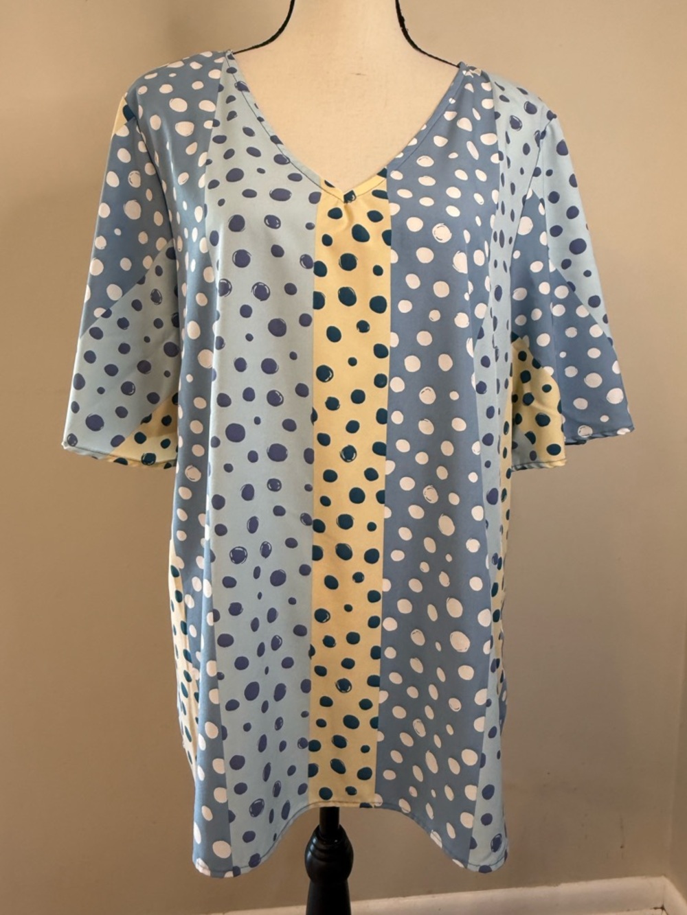 Polka Dot V-Neck Short Sleeve Blouse in Light Blue & Cream